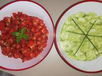 Tomaten und Gurkensalat